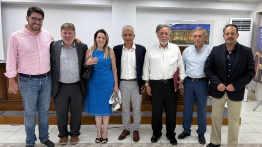 Η παρουσίαση του βιβλίου «Με Αρμονία» του Βασίλη Μαστρογιάννη ΦΩΤΟ 36 Επτά άτομα, έξι άνδρες και μία γυναίκα, ποζάρουν χαμογελαστοί σε εσ…