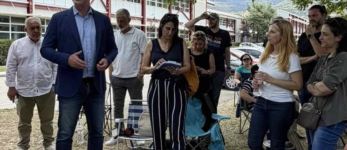 Ο Νίκος Παππάς μιλά σε διαδηλωτές στο Ανοιχτό Πανεπιστήμιο στην Πά…