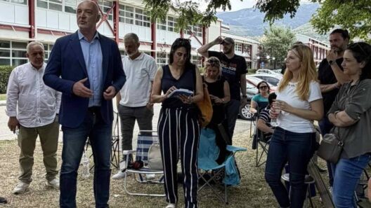 Ο Νίκος Παππάς μιλά σε διαδηλωτές στο Ανοιχτό Πανεπιστήμιο στην Πά…