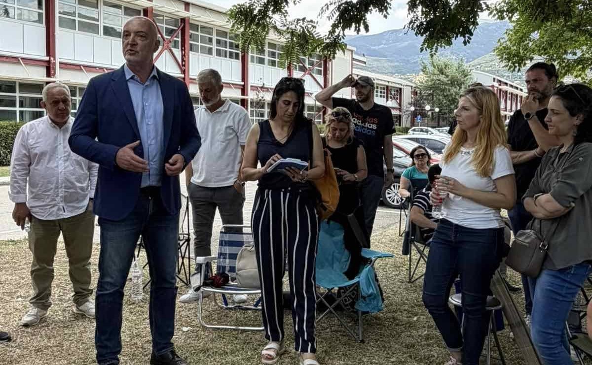 Ο Νίκος Παππάς μιλά σε διαδηλωτές στο Ανοιχτό Πανεπιστήμιο στην Πά…