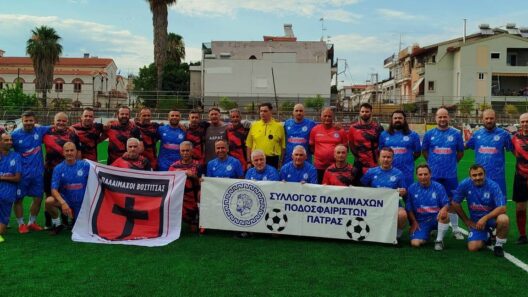 Ομάδες παλαιμάχων ποδοσφαιριστών από Πάτρα και Βοστίτσα ποζάρουν …
