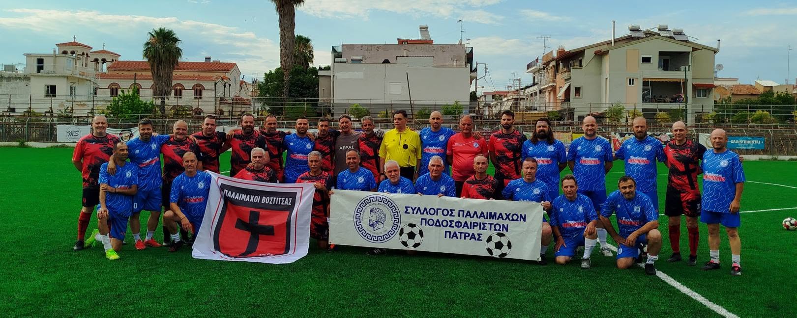 Ομάδες παλαιμάχων ποδοσφαιριστών από Πάτρα και Βοστίτσα ποζάρουν …