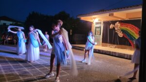 Μαθήτριες χορεύουν με λευκά ρούχα και υφάσματα σε σχολική γιορτή λ…