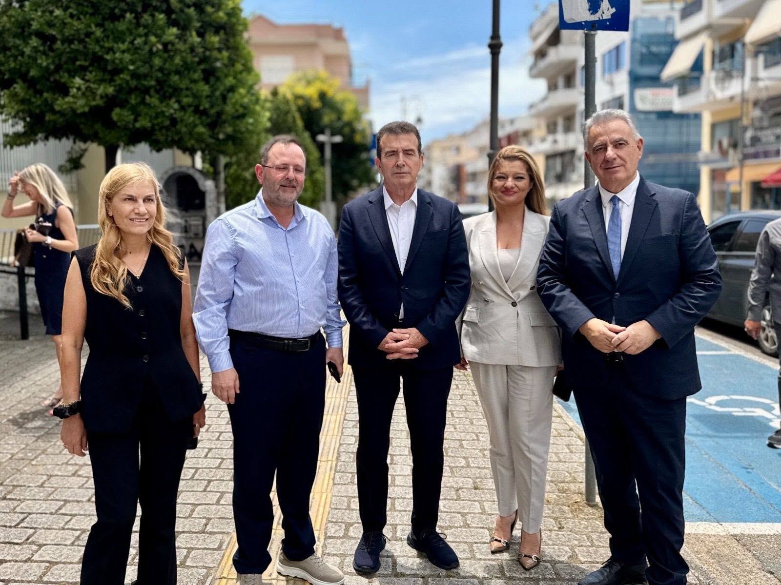 Ηλεία: Περιοεδεία του υπουργού Προστασίας του Πολίτη Μιχάλη Χρυσοχοΐδη ΦΩΤΟ 4 Ο Υπουργός Προστασίας του Πολίτη Μιχάλης Χρυσοχοΐδης με συνεργάτε…