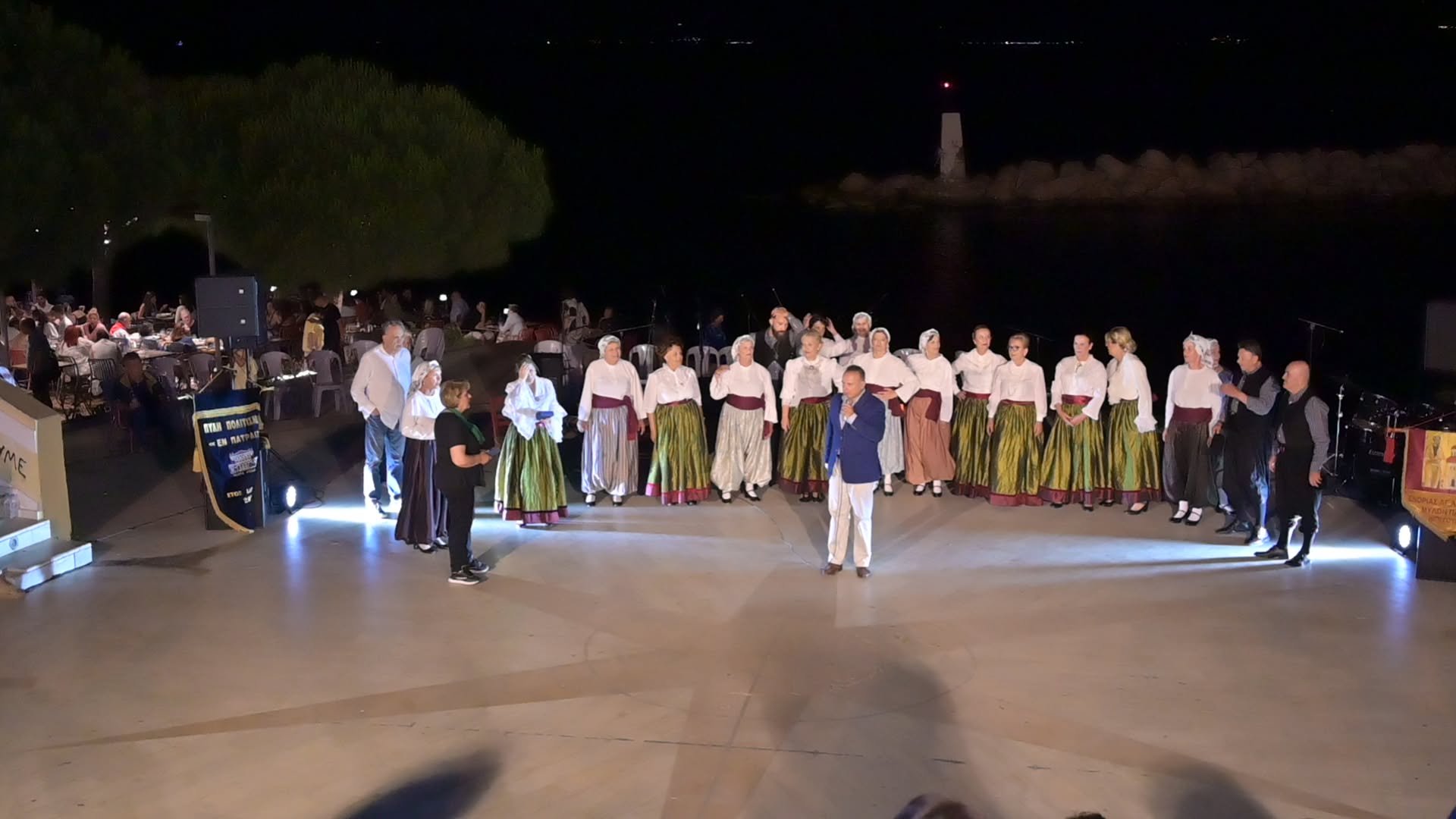 Τελετή λήξης «Εν Πάτραις» με χορωδία σε παραδοσιακές στολές και ομ…