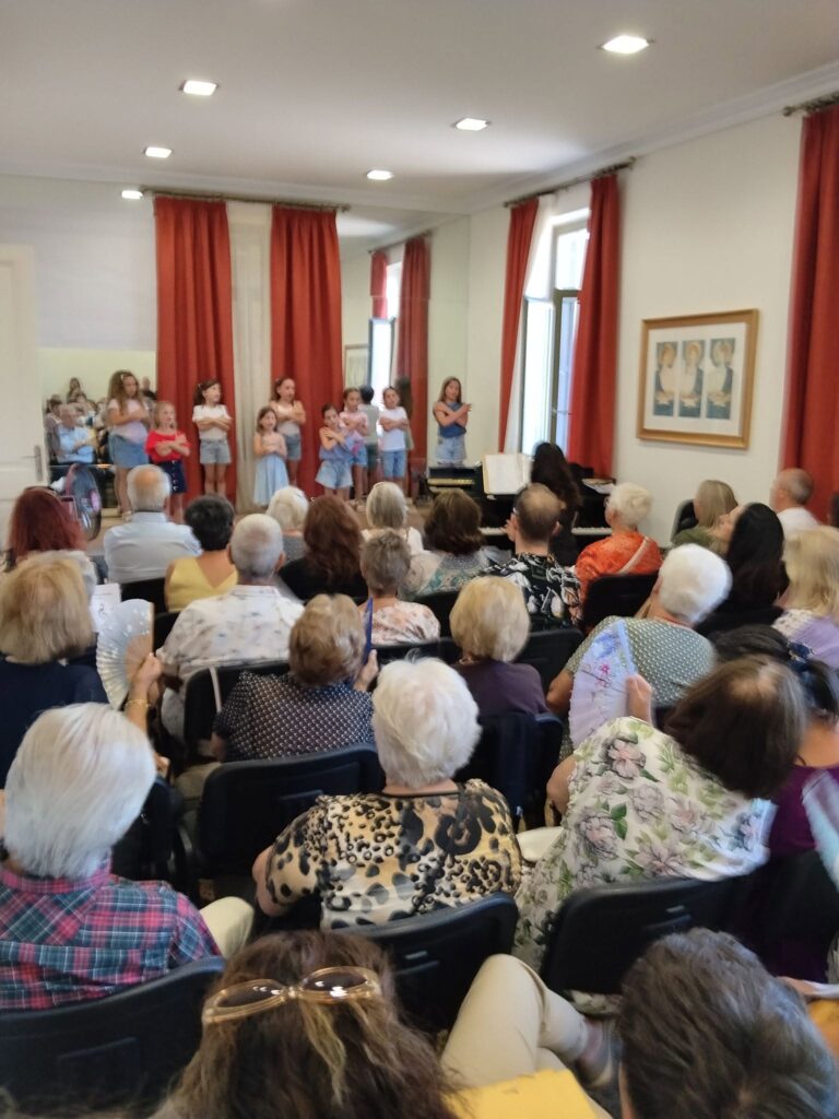 Η Παιδική Χορωδία του Συλλόγου Φίλων Μουσικής Αιγιάλειας και Νέοι Σολίστ γοήτεψαν ΦΩΤΟ 35 Η Παιδική Χορωδία του Συλλόγου Φίλων Μουσικής Αιγιάλειας και Νέοι Σολίστ γοήτεψαν ΦΩΤΟ