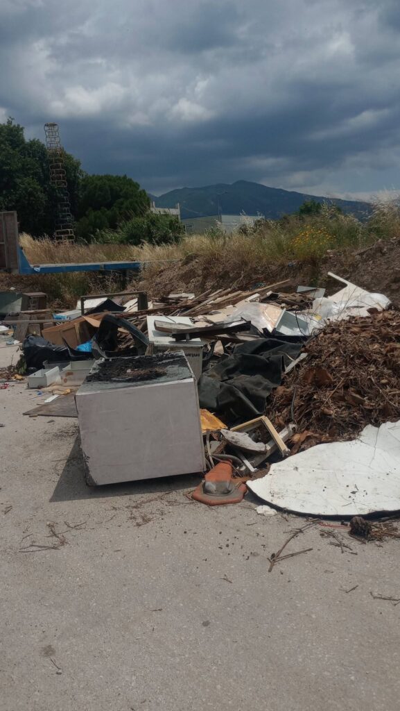 Πάτρα: Τριτοκοσμικές εικόνες σε μίνι χωματερή, μέσα στην πόλη - Κι ο Δήμος...«κοιμάται» ΦΩΤΟ 29 Πάτρα: Τριτοκοσμικές εικόνες σε μίνι χωματερή, μέσα στην πόλη - Κι ο Δήμος...«κοιμάται» ΦΩΤΟ