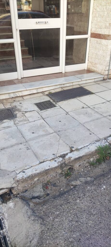 Πάτρα: Δύο φορές έπεσε στο ίδιο κατεστραμμένο πεζοδρόμιο - Παγίδα για ηλικιωμένους ΦΩΤΟ 31 Πάτρα: Δύο φορές έπεσε στο ίδιο κατεστραμμένο πεζοδρόμιο - Παγίδα για ηλικιωμένους ΦΩΤΟ