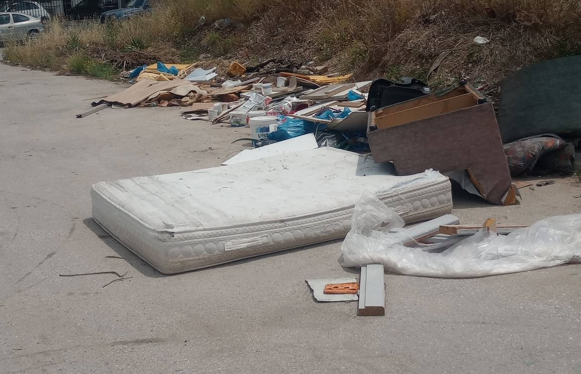 Πάτρα: Τριτοκοσμικές εικόνες σε μίνι χωματερή, μέσα στην πόλη - Κι ο Δήμος...«κοιμάται» ΦΩΤΟ 4 Πάτρα: Τριτοκοσμικές εικόνες σε μίνι χωματερή, μέσα στην πόλη - Κι ο Δήμος...«κοιμάται» ΦΩΤΟ