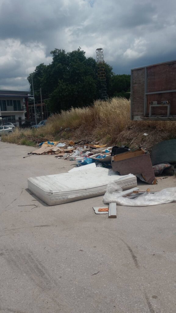 Πάτρα: Τριτοκοσμικές εικόνες σε μίνι χωματερή, μέσα στην πόλη - Κι ο Δήμος...«κοιμάται» ΦΩΤΟ 30 Πάτρα: Τριτοκοσμικές εικόνες σε μίνι χωματερή, μέσα στην πόλη - Κι ο Δήμος...«κοιμάται» ΦΩΤΟ