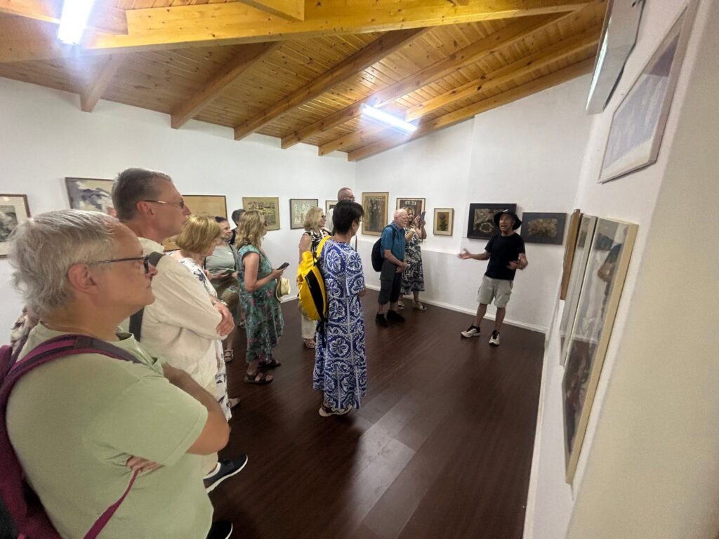 Στη Δημοτική Πινακοθήκη «Ζωή Ψαρρου», στην Ακράτα, ομάδα επισκεπτών από την Αυστρία ΦΩΤΟ