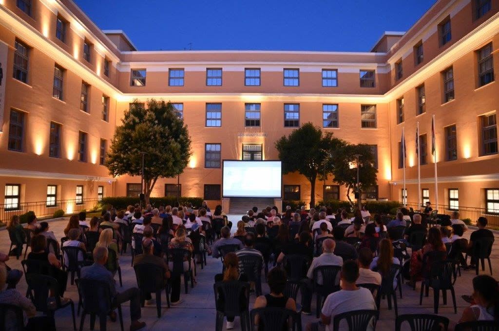 Στο αίθριο του νέου Δημαρχείου της Πάτρας η ταινία του Παντελή Βούλγαρη, «Το τελευταίο σημείωμα» ΦΩΤΟ 30 Στο αίθριο του νέου Δημαρχείου της Πάτρας η ταινία του Παντελή Βούλγαρη, «Το τελευταίο σημείωμα» ΦΩΤΟ
