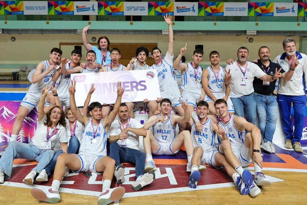 Η διοίκηση των Εκπαιδευτηρίων «Αναγέννηση» για τους Παγκόσμιους Πρωταθλητές ΦΩΤΟ