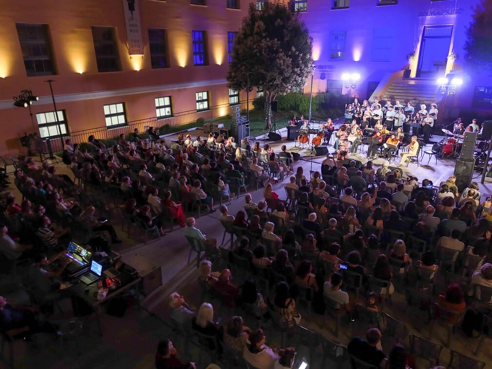 Το Δημαρχείο της Πάτρας γέμισε μουσικές από musical και κόσμο ΦΩΤΟ 35 Το Δημαρχείο της Πάτρας γέμισε μουσικές από musical και κόσμο ΦΩΤΟ
