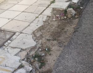 Δύο φορείς επεσε στο ίδιο κατεστραμμένο πεζοδρόμιο