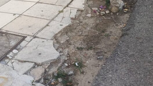 Πάτρα: Δύο φορές έπεσε στο ίδιο κατεστραμμένο πεζοδρόμιο - Παγίδα για ηλικιωμένους ΦΩΤΟ 38 Δύο φορείς επεσε στο ίδιο κατεστραμμένο πεζοδρόμιο