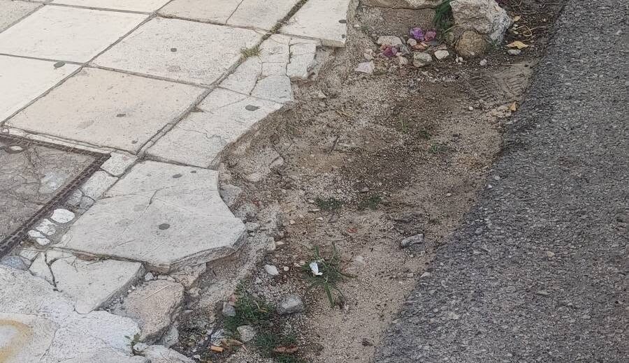 Δύο φορείς επεσε στο ίδιο κατεστραμμένο πεζοδρόμιο