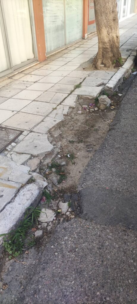 Πάτρα: Δύο φορές έπεσε στο ίδιο κατεστραμμένο πεζοδρόμιο - Παγίδα για ηλικιωμένους ΦΩΤΟ 29 Πάτρα: Δύο φορές έπεσε στο ίδιο κατεστραμμένο πεζοδρόμιο - Παγίδα για ηλικιωμένους ΦΩΤΟ