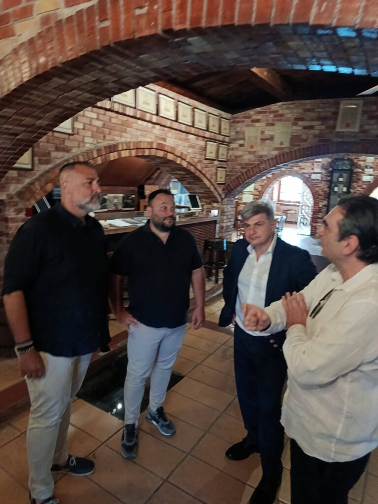 Πάτρα: Περιοδεία Φαραντούρη και Τσουκαλά με στελέχη του ΠΑΣΟΚ Αχαΐας ΦΩΤΟ 31 Πάτρα: Περιοδεία Φαραντούρη και Τσουκαλά με στελέχη του ΠΑΣΟΚ Αχαΐας ΦΩΤΟ