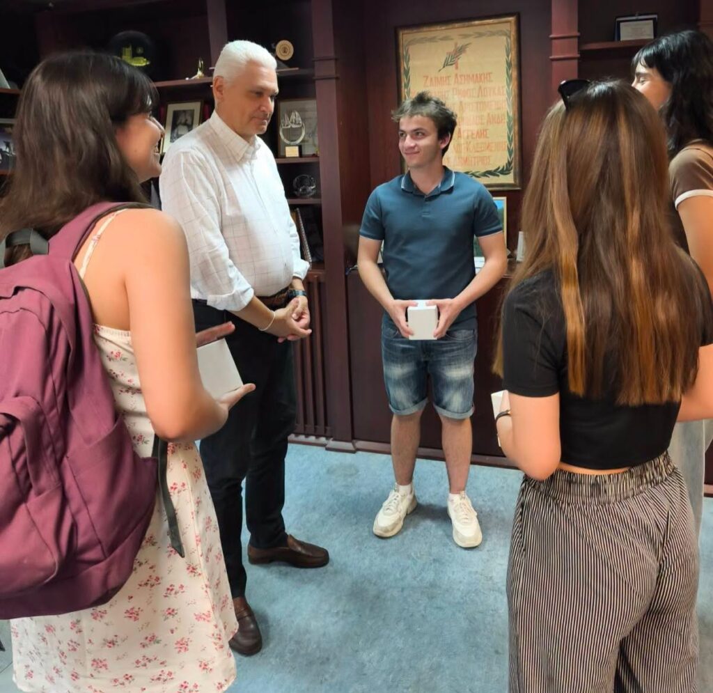Ο Φωκίων Ζαΐμης με την Φοιτητική Ομάδα «Young Minds Patras» ΦΩΤΟ 31 Ο Φωκίων Ζαΐμης με την Φοιτητική Ομάδα «Young Minds Patras» ΦΩΤΟ