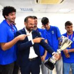 Ο Νεκτάριος Φαρμάκης με τους μαθητές που σήκωσαν την Αχαΐα στο ψηλότερο σκαλί του βάθρου ΦΩΤΟ