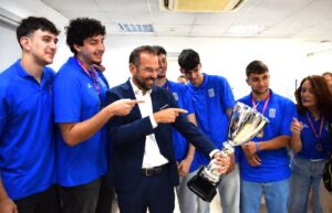 Ο Νεκτάριος Φαρμάκης με τους μαθητές που σήκωσαν την Αχαΐα στο ψηλότερο σκαλί του βάθρου ΦΩΤΟ