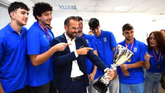 Ο Νεκτάριος Φαρμάκης με τους μαθητές που σήκωσαν την Αχαΐα στο ψηλότερο σκαλί του βάθρου ΦΩΤΟ 38 Ο Νεκτάριος Φαρμάκης με τους μαθητές που σήκωσαν την Αχαΐα στο ψηλότερο σκαλί του βάθρου ΦΩΤΟ
