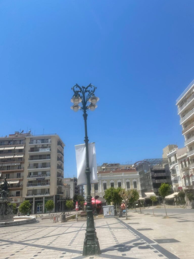 Πάτρα: Ιστορικοί φανοστάτες, στη Πλατεία Γεωργίου, μετατράπηκαν σε διαφημιστικούς στύλους ΦΩΤΟ 29 Πάτρα: Ιστορικοί φανοστάτες, στη Πλατεία Γεωργίου, μετατράπηκαν σε διαφημιστικούς στύλους ΦΩΤΟ