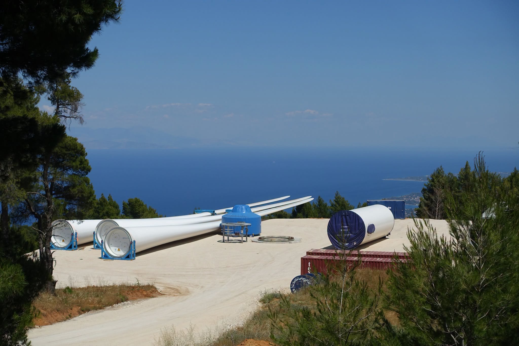 Αχαΐα: Ο φορέας «Ελεύθερα Βουνά Χωρίς Αιολικά» στην Ανω Ζήρια - Απέναντι στην «αυθαιρεσία των εργολάβων» 4 Τμήματα ανεμογεννητριών σε εργοτάξιο βουνού με θέα τη θάλασσα.