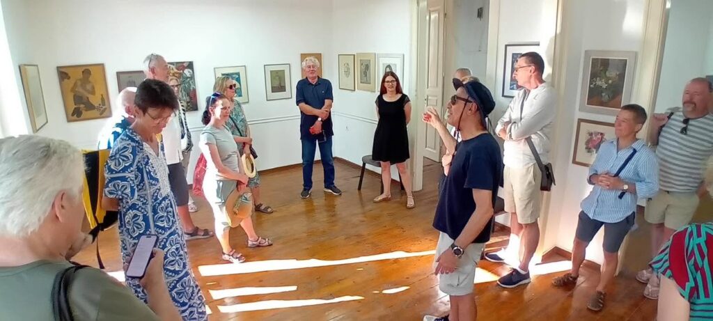 Στη Δημοτική Πινακοθήκη «Ζωή Ψαρρου», στην Ακράτα, ομάδα επισκεπτών από την Αυστρία ΦΩΤΟ