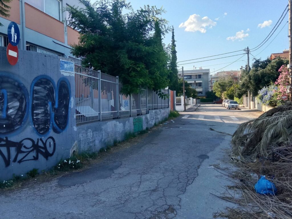 Εγλυκάδα: Αδιανόητη ασυνειδησία - Περίμεναν να κλείσουν τα σχολεία για να πετάξουν σκουπίδια... πάνω στα δέντρα ΦΩΤΟ 31 Εγλυκάδα: Αδιανόητη ασυνειδησία - Περίμεναν να κλείσουν τα σχολεία για να πετάξουν σκουπίδια... πάνω στα δέντρα ΦΩΤΟ