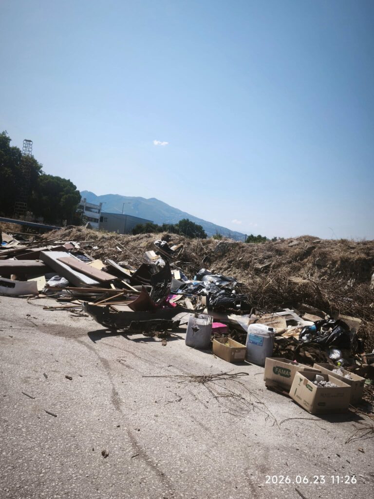 Πάτρα: Χωματερή το Βιοτεχνικό Πάρκο με κίνδυνο πυρκαγιάς ΦΩΤΟ 28 Πάτρα: Χωματερή το Βιοτεχνικό Πάρκο με κίνδυνο πυρκαγιάς ΦΩΤΟ