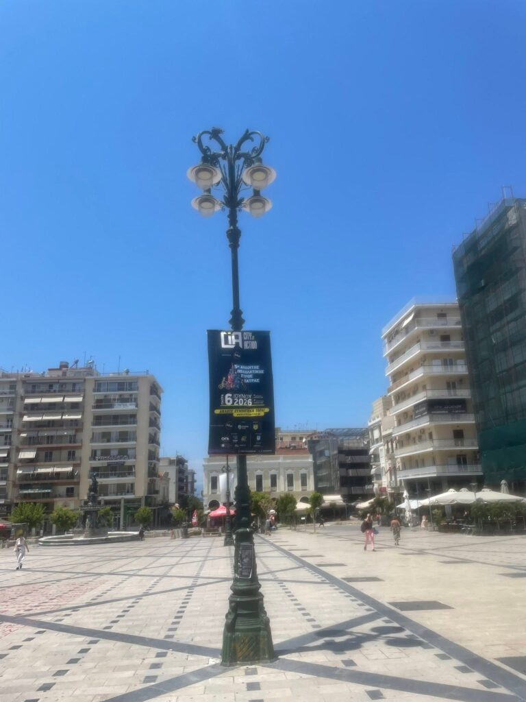 Πάτρα: Ιστορικοί φανοστάτες, στη Πλατεία Γεωργίου, μετατράπηκαν σε διαφημιστικούς στύλους ΦΩΤΟ 30 Πάτρα: Ιστορικοί φανοστάτες, στη Πλατεία Γεωργίου, μετατράπηκαν σε διαφημιστικούς στύλους ΦΩΤΟ