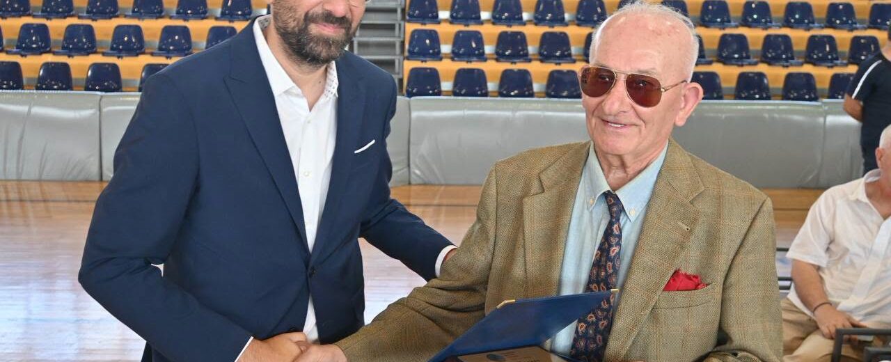 Ο περιφερειάρχης Νεκτάριος Φαρμάκης βράβευσε τον Σπυρίδωνα Μαχαίρα