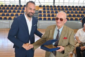 Ο περιφερειάρχης Νεκτάριος Φαρμάκης βράβευσε τον Σπυρίδωνα Μαχαίρα