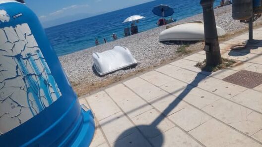 Αχαΐα: «Καράβια βγήκαν στην στεριά...», με τελεσίγραφο για απομάκρυνση – Παρεμβαίνει ο Δήμος σε γνωστή παραλία ΦΩΤΟ