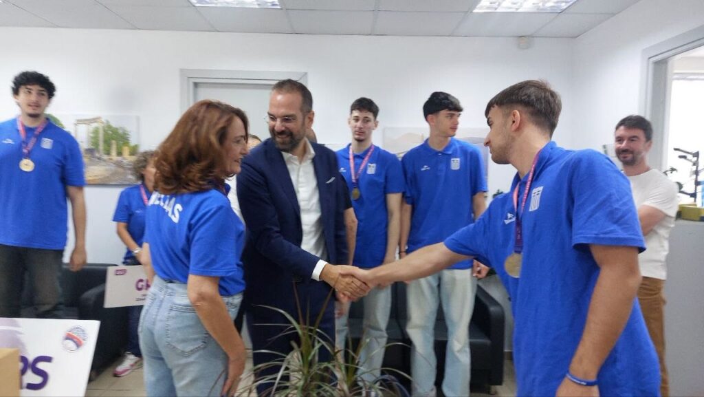 Ο Νεκτάριος Φαρμάκης με τους μαθητές που σήκωσαν την Αχαΐα στο ψηλότερο σκαλί του βάθρου ΦΩΤΟ 30 Ο Νεκτάριος Φαρμάκης με τους μαθητές που σήκωσαν την Αχαΐα στο ψηλότερο σκαλί του βάθρου ΦΩΤΟ