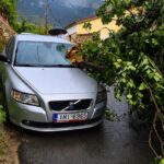 Καλάβρυτα: Αυτοκίνητα καταπλακώθηκαν, πεύκα κάηκαν από την κακοκαιρία ΦΩΤΟ