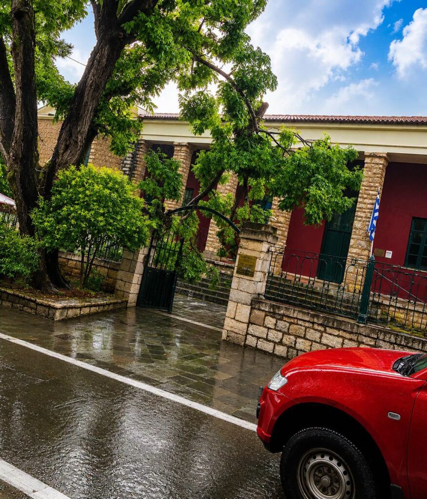 Καλάβρυτα: Αυτοκίνητα καταπλακώθηκαν, πεύκα κάηκαν από την κακοκαιρία ΦΩΤΟ 32 Καλάβρυτα: Αυτοκίνητα καταπλακώθηκαν, πεύκα κάηκαν από την κακοκαιρία ΦΩΤΟ