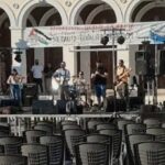 Πάτρα: Αισθητικό σοκ με πλαστικές καρέκλες μπροστά από το ιστορικό Θέατρο «Απόλλων» ΦΩΤΟ
