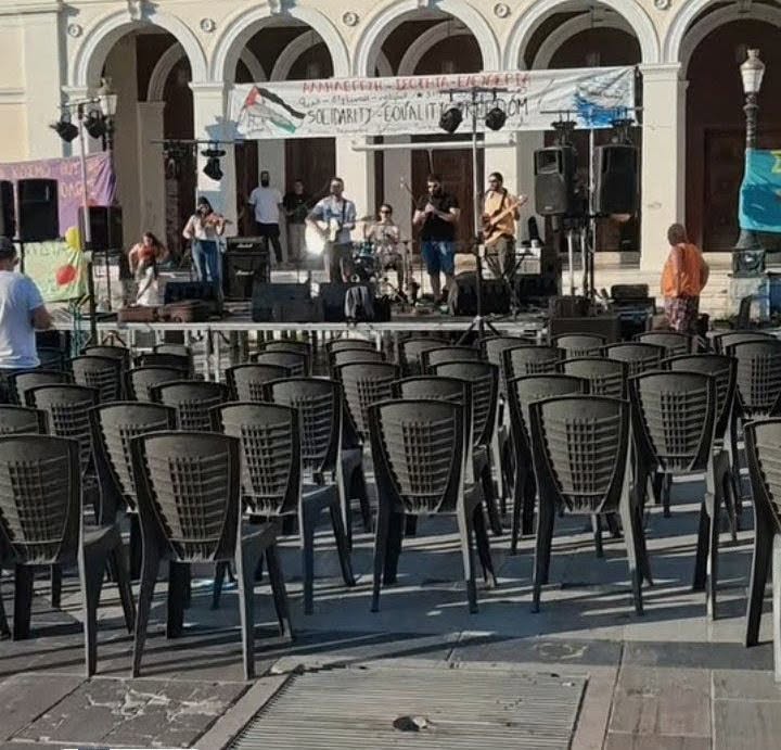 Πάτρα: Αισθητικό σοκ με πλαστικές καρέκλες μπροστά από το ιστορικό Θέατρο «Απόλλων» ΦΩΤΟ 29 Πάτρα: Αισθητικό σοκ με πλαστικές καρέκλες μπροστά από το ιστορικό Θέατρο «Απόλλων» ΦΩΤΟ