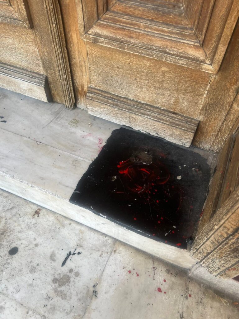 Πάτρα: Θλίψη και αγανάκτηση για την εικόνα εγκατάλειψης στο Δημοτικό Θέατρο Απόλλων ΦΩΤΟ 30 Πάτρα: Θλίψη και αγανάκτηση για την εικόνα εγκατάλειψης στο Δημοτικό Θέατρο Απόλλων ΦΩΤΟ