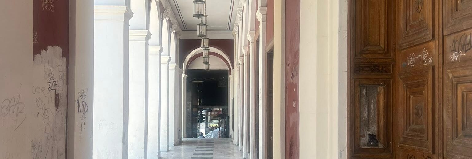 Πάτρα: Θλίψη και αγανάκτηση για την εικόνα εγκατάλειψης στο Δημοτικό Θέατρο Απόλλων ΦΩΤΟ