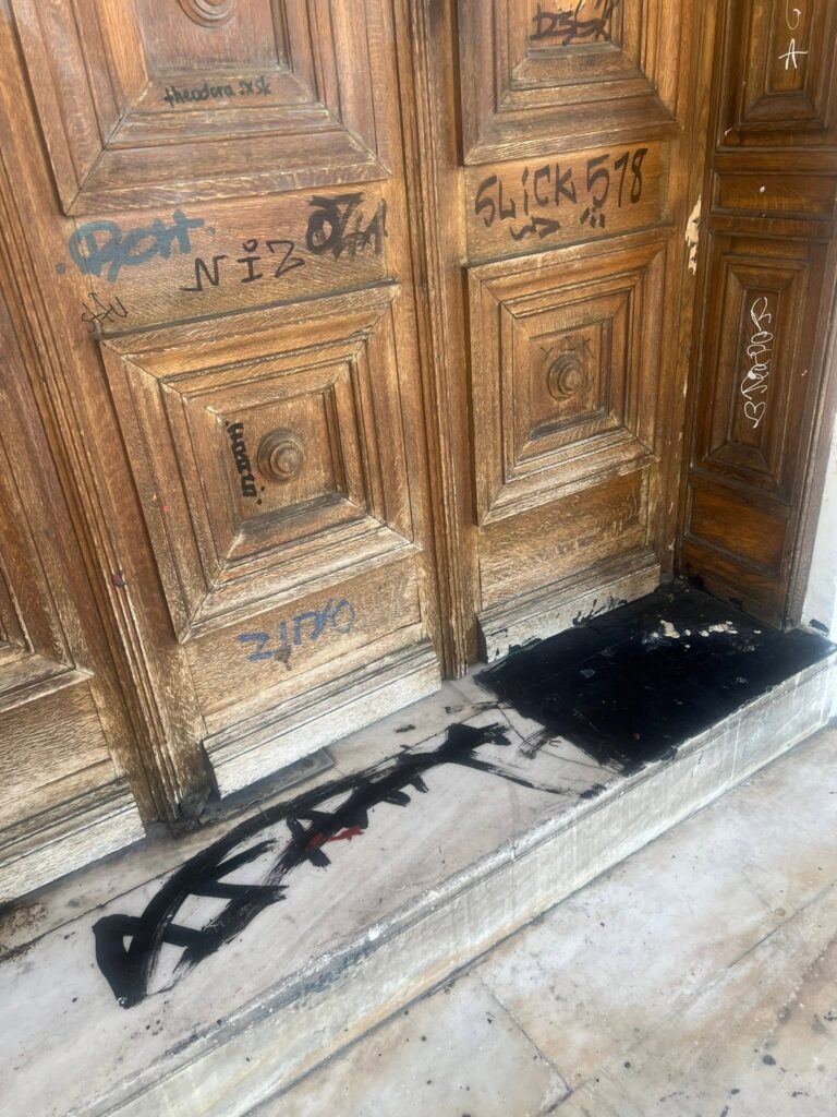 Πάτρα: Θλίψη και αγανάκτηση για την εικόνα εγκατάλειψης στο Δημοτικό Θέατρο Απόλλων ΦΩΤΟ 29 Πάτρα: Θλίψη και αγανάκτηση για την εικόνα εγκατάλειψης στο Δημοτικό Θέατρο Απόλλων ΦΩΤΟ
