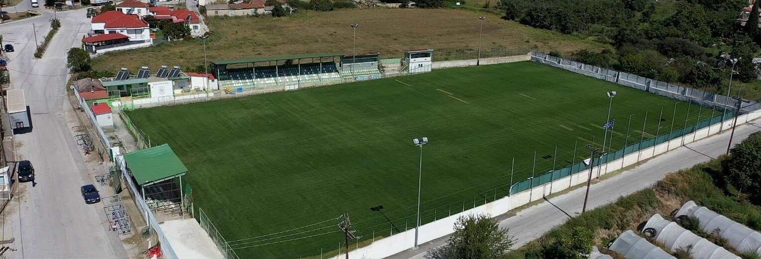 Αεροφωτογραφία γηπέδου ποδοσφαίρου με πράσινο τεχνητό χλοοτάπητα…