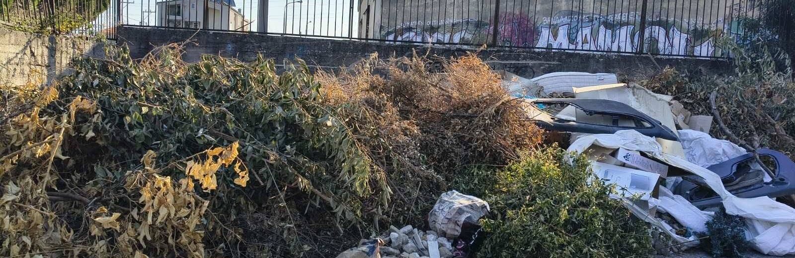 Καστελλόκαμπος: «Ωρολογιακή βόμβα» από ξερά χόρτα και σκουπίδια στην καρδιά του καλοκαιριού ΦΩΤΟ