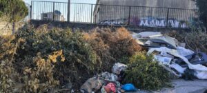 Καστελλόκαμπος: «Ωρολογιακή βόμβα» από ξερά χόρτα και σκουπίδια στην καρδιά του καλοκαιριού ΦΩΤΟ