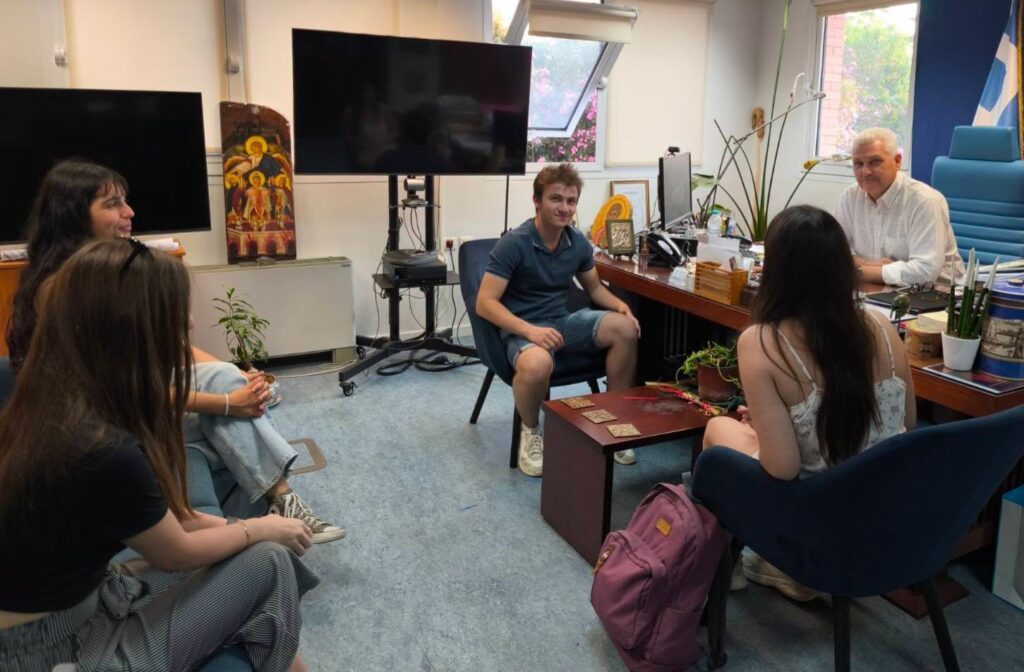 Ο Φωκίων Ζαΐμης με την Φοιτητική Ομάδα «Young Minds Patras» ΦΩΤΟ 30 Ο Φωκίων Ζαΐμης με την Φοιτητική Ομάδα «Young Minds Patras» ΦΩΤΟ
