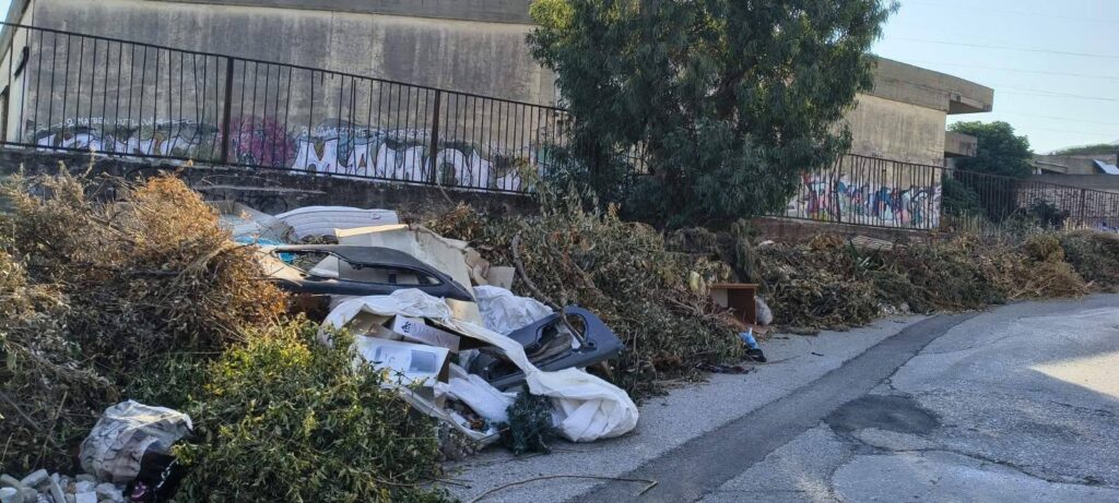 Καστελλόκαμπος: «Ωρολογιακή βόμβα» από ξερά χόρτα και σκουπίδια στην καρδιά του καλοκαιριού ΦΩΤΟ 30 Καστελλόκαμπος: «Ωρολογιακή βόμβα» από ξερά χόρτα και σκουπίδια στην καρδιά του καλοκαιριού ΦΩΤΟ