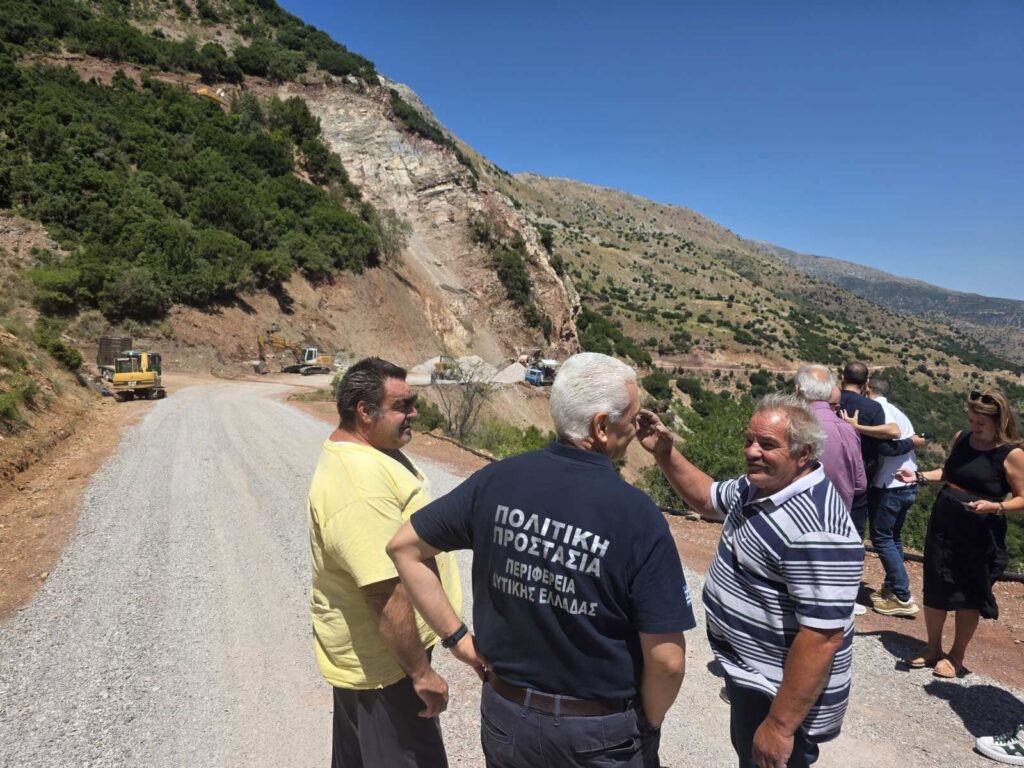 Κερπινή: Ειχε να πέσει άσφαλτος σε δρόμο από το 1981, το έκανε η Περιφέρεια μετ' εμποδίων ΦΩΤΟ 31 Κερπινή: Ειχε να πέσει άσφαλτος σε δρόμο από το 1981, το έκανε η Περιφέρεια μετ' εμποδίων ΦΩΤΟ